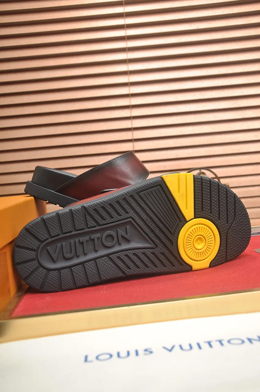 Men's shoes 💰400💶 [Louis Vuitton LV slippers] (high-end cowhide) counter 1:1 fashion style, a must-have for summer! The designer used LV’s iconic outsole. The original simple slippers instantly become fashionable! The upper is made of flexible special cowhide leather straps alternately, and the workmanship is exquisite! A must-have for stylish men in summer, size 38-45 (45 customized)